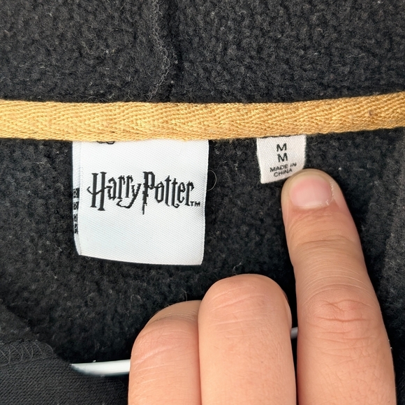 Harry Potter Hogwarts Hufflepuff Quidditch Black and Gold Hoodie ~ Size M Unisex - Picture 3 of 9